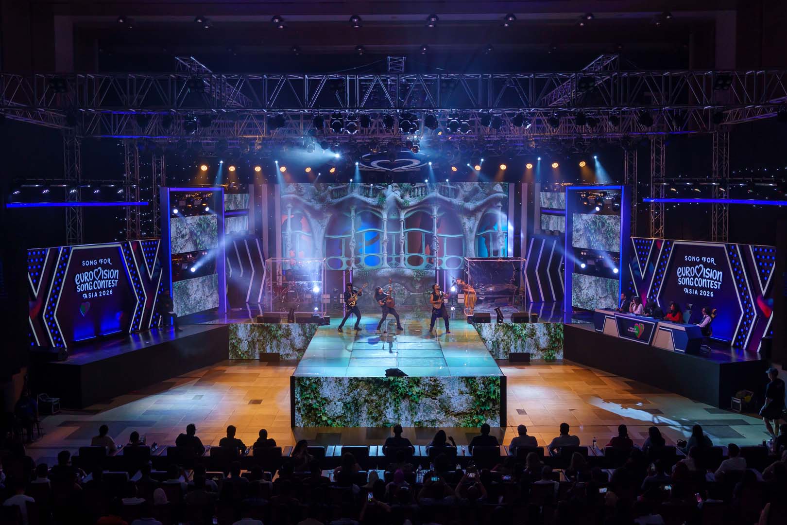 Ivy-green and grey LED visuals on the main stage and side walls